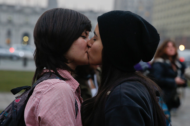 Lesbianas organizan besatón en la plaza de la ciudadanía