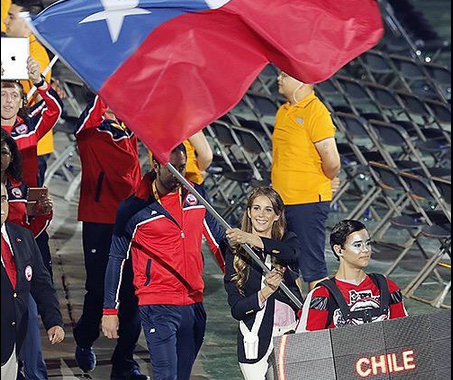 Toronto 2015: Isidora Jiménez encabezó con elegancia desfile de Chile