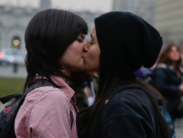 Lesbianas organizan besatón en la plaza de la ciudadanía