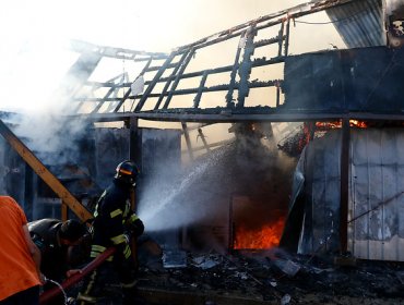 Incendio en La Pintana destruye 10 casas y deja al menos 30 personas damnificadas