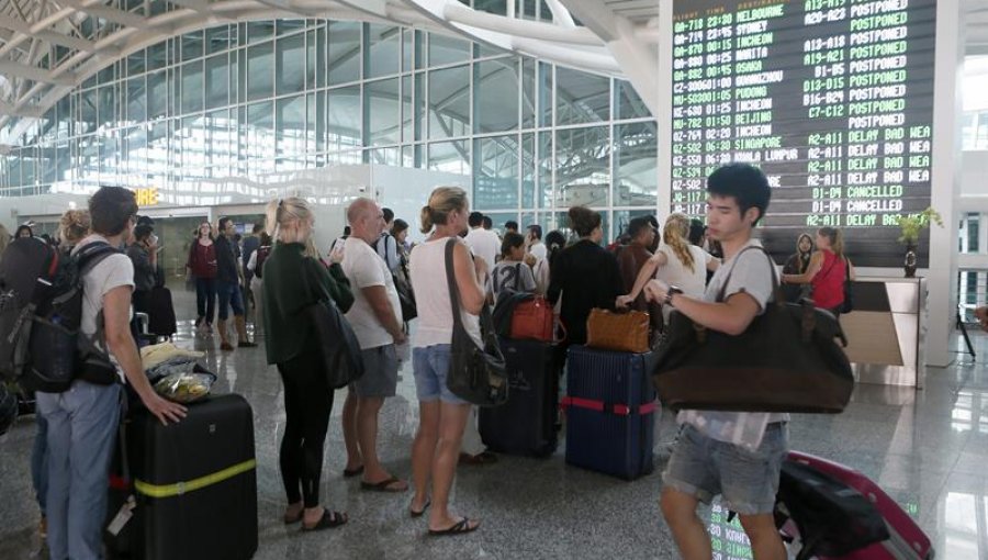 Cierran cuatro aeropuertos en Indonesia a raíz de una erupción volcánica