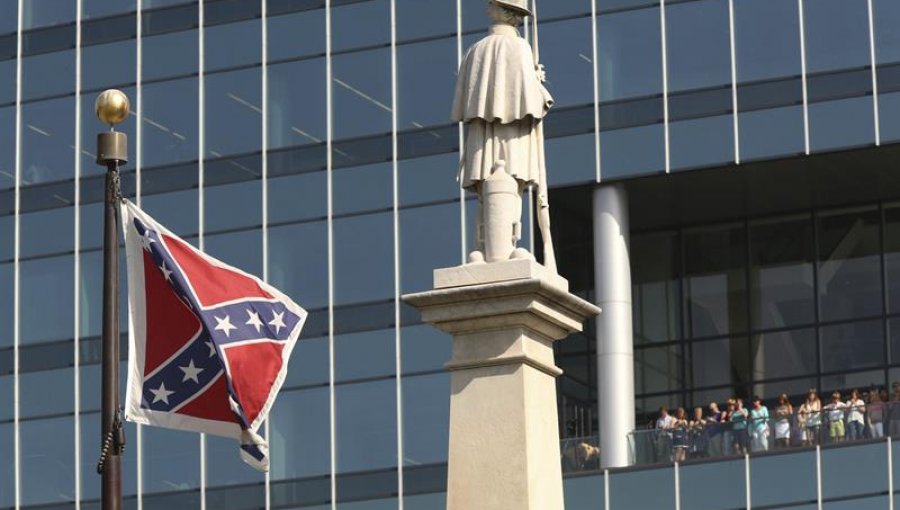 Arrían bandera confederada de los jardines del Capitolio de Carolina del Sur