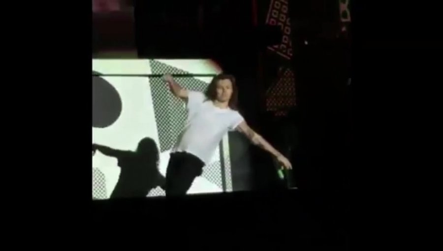 Video: Harry Style de One Direction tropieza y cae en pleno escenario