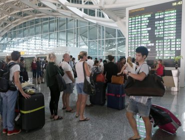 Cierran cuatro aeropuertos en Indonesia a raíz de una erupción volcánica