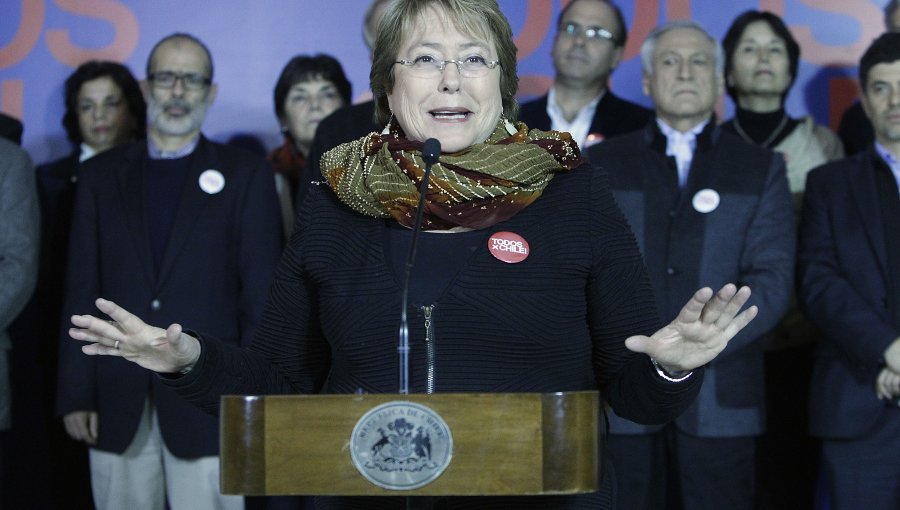 Bachelet reconoce errores y establece prioridades con énfasis en educación