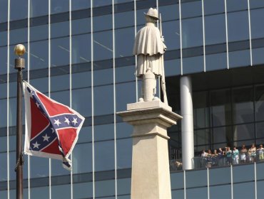 Arrían bandera confederada de los jardines del Capitolio de Carolina del Sur