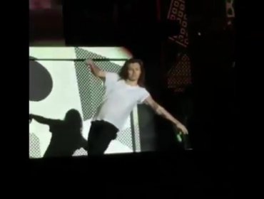 Video: Harry Style de One Direction tropieza y cae en pleno escenario