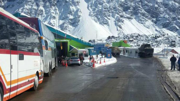 Cientos de camiones bloqueados por la nieve en paso chileno Los Libertadores