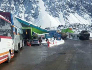 Cientos de camiones bloqueados por la nieve en paso chileno Los Libertadores