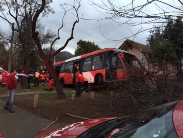 Seis lesionados al chocar bus del Transantiago en Las Condes