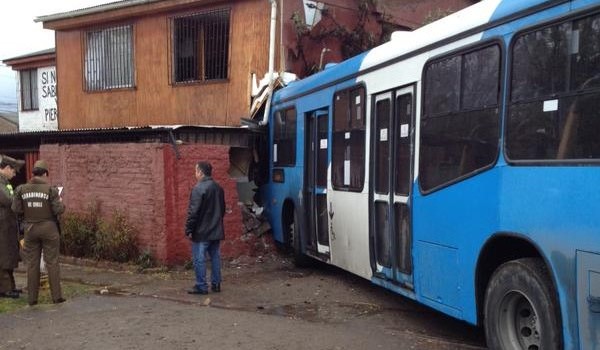 Bus choca contra viviendas en La Florida