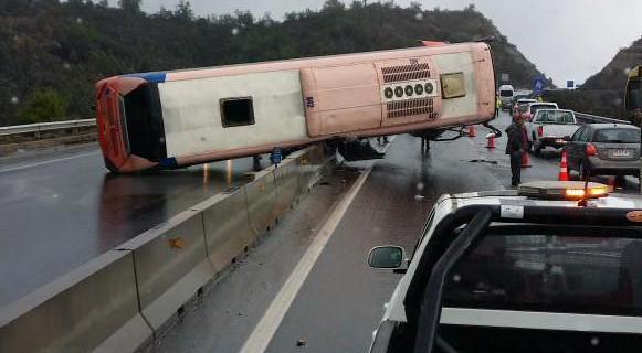 Bus se vuelca en Ruta 68 a altura de Casablanca