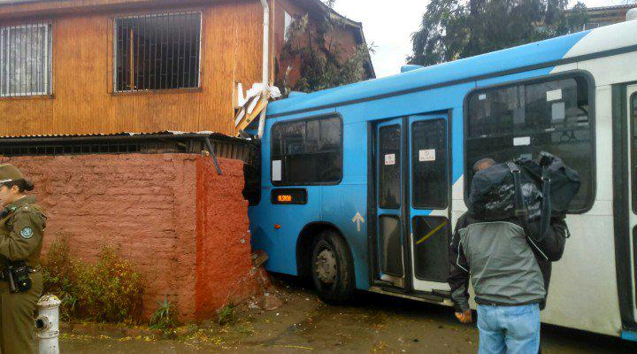 Pavimento resbaladizo: bus del Transantiago se estrella contra casa