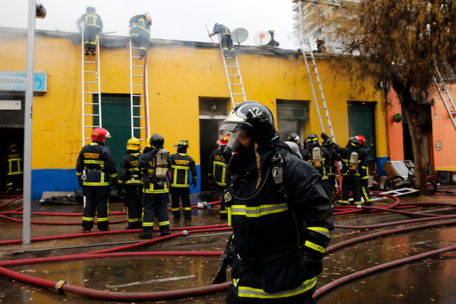 Siete inmuebles afectados por incendio en comuna de Santiago