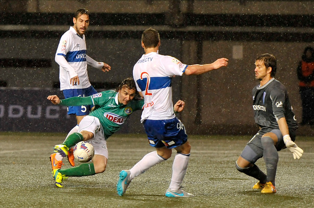 Copa Chile: Audax goleó a la Universidad Católica bajo la lluvia y lidera el Grupo 4