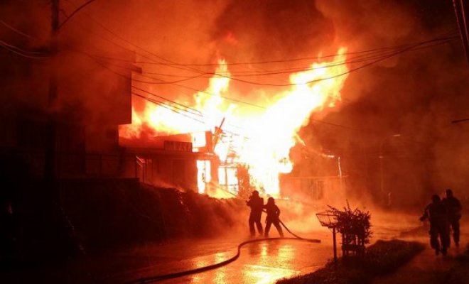 Tres fallecidos y siete inmuebles destruidos por violento incendio en Cañete