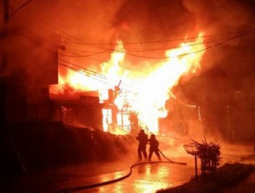 Tres fallecidos y siete inmuebles destruidos por violento incendio en Cañete