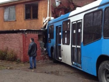 Bus choca contra viviendas en La Florida