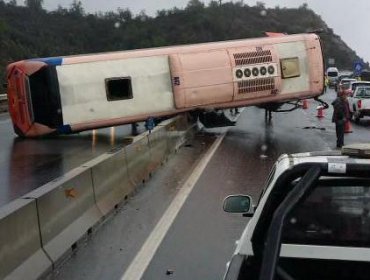 Bus se vuelca en Ruta 68 a altura de Casablanca