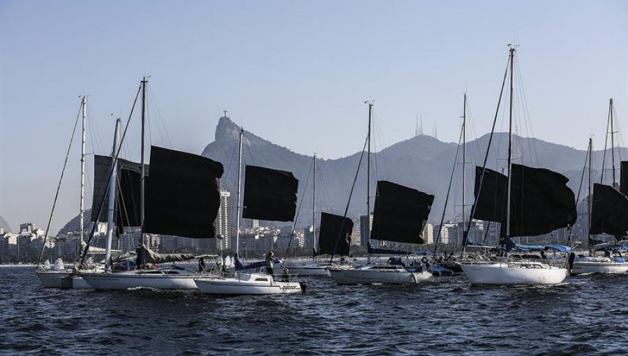 Con velas negras, regatistas protestan contra obras para Olímpicos Río 2016