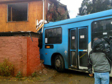 Pavimento resbaladizo: bus del Transantiago se estrella contra casa