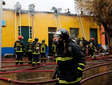 Siete inmuebles afectados por incendio en comuna de Santiago