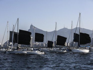 Con velas negras, regatistas protestan contra obras para Olímpicos Río 2016