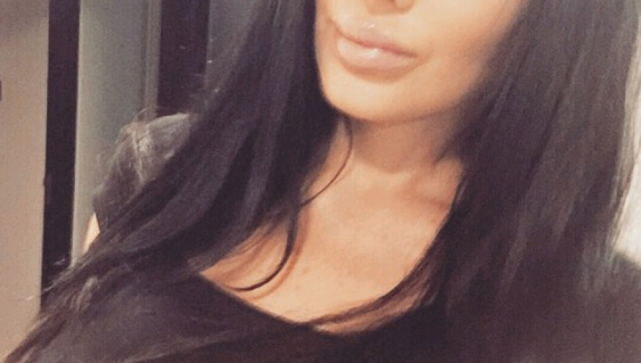 Igualita a la actriz Angelina Jolie causa furor en Instagram con sensuales fotos