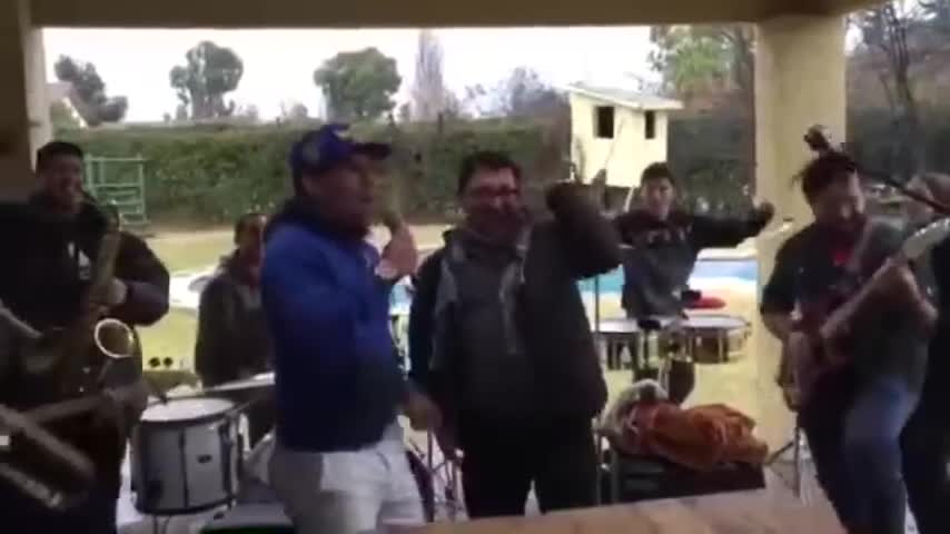 Video: Gary Medel cantando "Dale Pitbull Dale" con el grupo que le compuso su propia canción