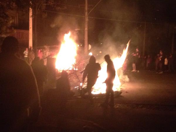 Vecinos de Maipú levantaron barricadas en protesta por prolongado corte de luz