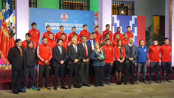 Presidenta Bachelet recibe a selección nacional de Copa Americana de Pueblos Indígenas