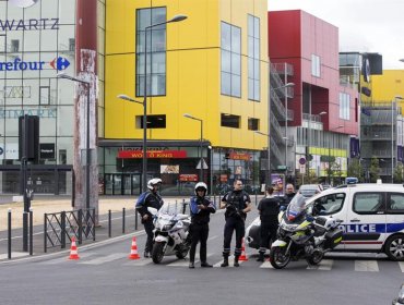 Tres prófugos tras asalto a tienda en centro comercial cerca de París