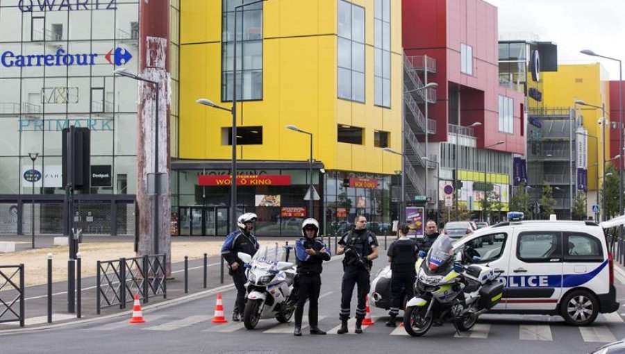 Tres prófugos tras asalto a tienda en centro comercial cerca de París