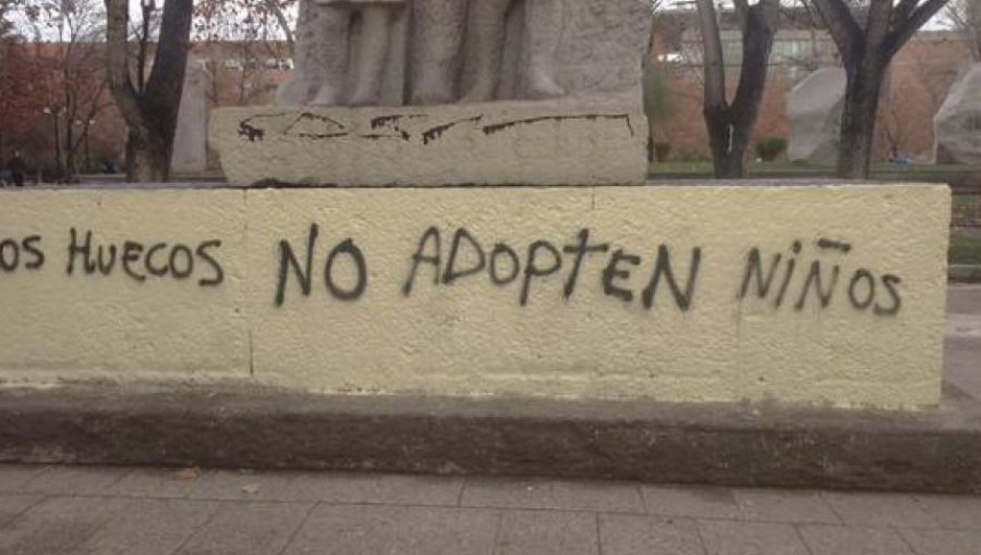 Homofobos que atacaron sede del Movilh rayan ahora escultura del Parque Almagro