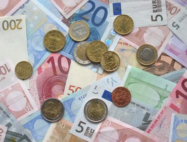 El euro se mantiene en 1,1003 dólares