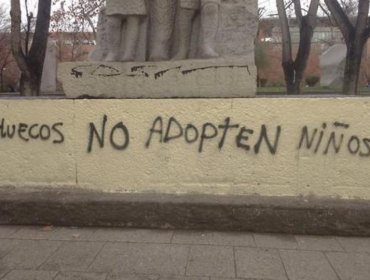 Homofobos que atacaron sede del Movilh rayan ahora escultura del Parque Almagro