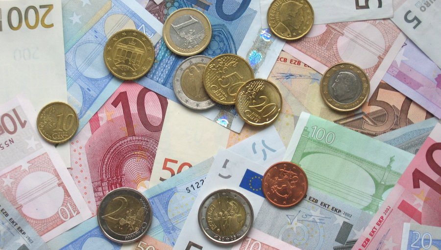 El euro se mantiene en 1,1003 dólares