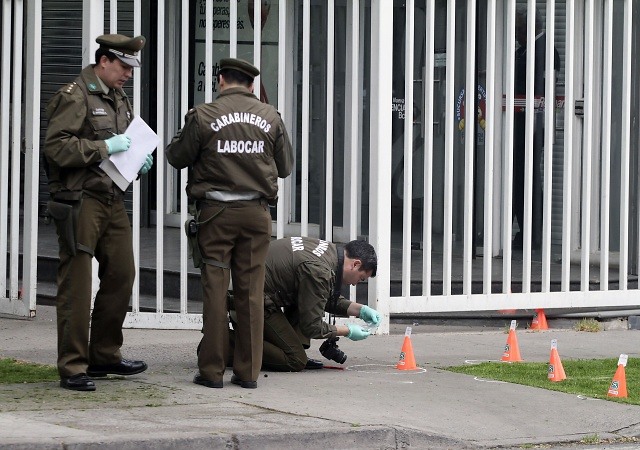 Policía es herido de bala por otro funcionario durante un control de detención