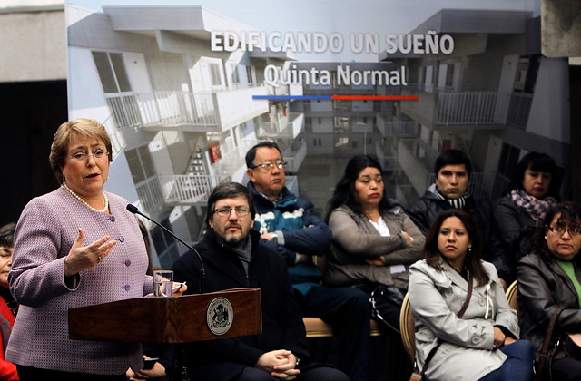 Bachelet insiste en que el Gobierno trabaja para lograr la educación gratuita