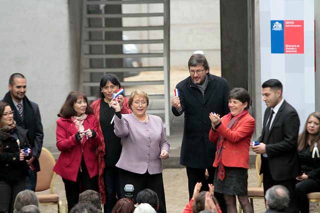 Bachelet entrega viviendas y dice que "vamos a ampliar protección social"