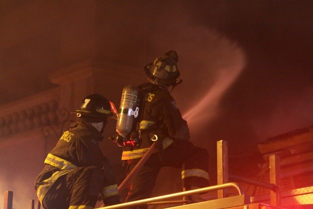 Dos viviendas resultaron quemadas tras incendio en Los Ángeles