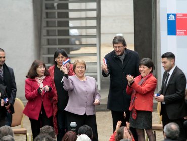 Bachelet entrega viviendas y dice que "vamos a ampliar protección social"