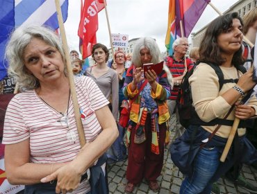 Miles de personas se manifiestan en Atenas contra la aprobación de reformas