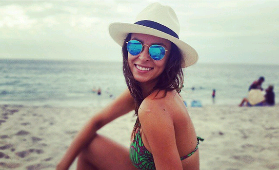 Jhendelyn Núñez luce sus sensuales curvas en Las Vegas
