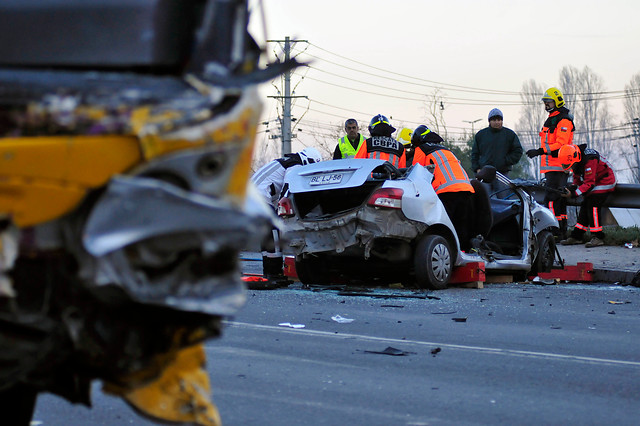 Puente Alto: Tres fallecidos dejó colisión entre un auto y un bus del Transantiago