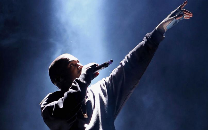 La actuación Kanye West en el cierre de los juegos de Toronto 2015 causa polémica y rechazo
