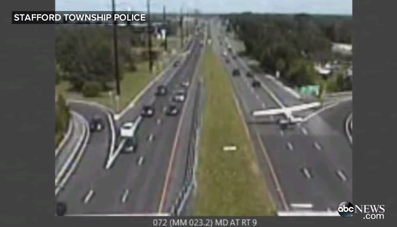 Video: Impresionante aterrizaje de avión en autopista