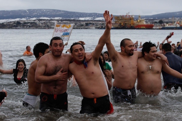 Puntarenenses desafían frías aguas del estrecho en chapuzón por Invernadas 2015