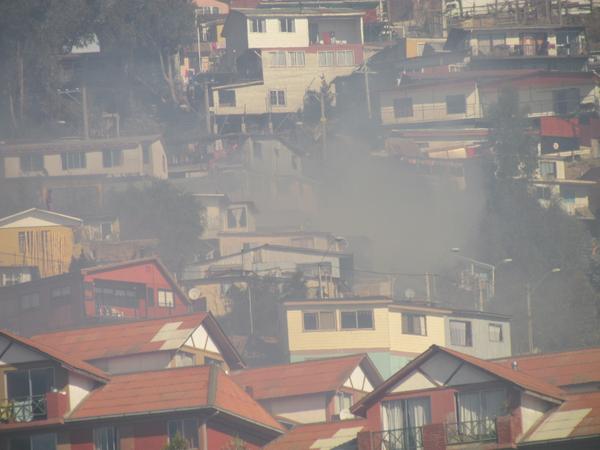 Valparaíso: Incendio deja a dos damnificados en cerro Mariposa