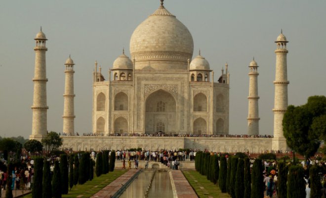 Por amor imposible dos jóvenes se cortan el cuello en el Taj Mahal